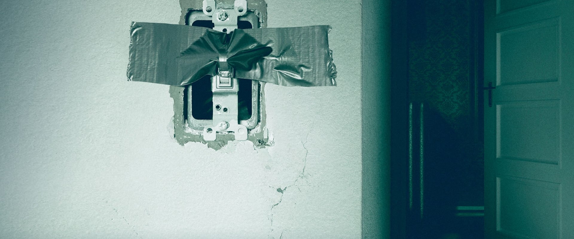 دانلود فیلم Lights Out 2016 (در تاریکی 2016) بدون سانسور با زیرنویس فارسی