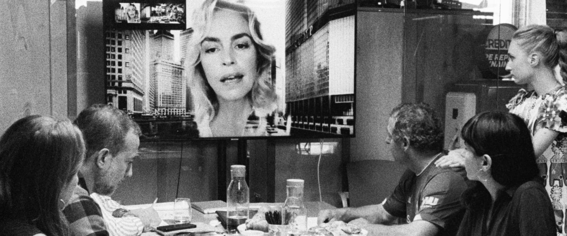 دانلود فیلم Do Not Expect Too Much from the End of the World 2023 (از پایان دنیا انتظار خاصی نداشته باش 2023) بدون سانسور با زیرنویس فارسی