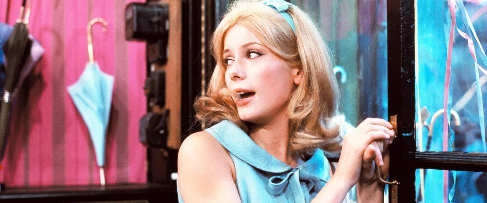 دانلود فیلم The Umbrellas of Cherbourg 1964 (چترهای شربورگ 1964) بدون سانسور با زیرنویس فارسی